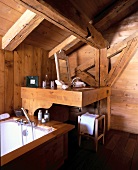 Rustikales Bad, Decke und Wände aus Holz