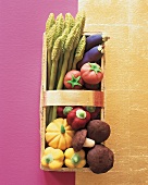 Korb mit Gemüse aus Marzipan 