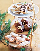 Schokoladen-Schnitten, Bounty-Kugeln , Mandel-Biscotti, weihnachtlich