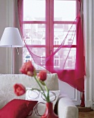 Seidenorganza, pink, vor Balkontür 