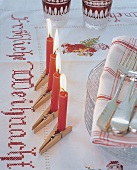 Kerzenhalter für rote Tannenbaum kerzen, Wäscheklammern aus Holz