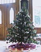 Weihnachtsbaum ganz auf Flieder und Lavendel abgestimmt