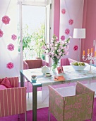 Esszimmer in rosa und pink, blumig, unterschiedliche Sesselbezüge