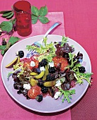 fruchtiger Salat mit Brombeer-Vinaigrette, Tomaten Pflaumen Brombeeren