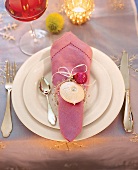 rosa Serviette, Serviettenring aus transparenten Perlen, weihnachtich