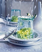 grüne Chrysanthemenblüten unter einem Glas