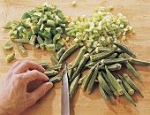 Für den Gumbo Gemüse würfeln und Okraschoten schneiden. Nr. 2