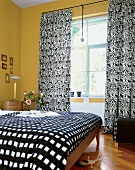 Schlafzimmer, Bettüberwurf im Schwarz-Weiß-Muster