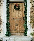 Holztür, Eingangstür, Tür, Türkranz, weihnachtlich geschmückt, Girlande