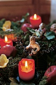 Adventskranz, brennende dicke rote Kerzen, Porzellanengel