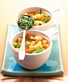 Minestrone in zwei weißen Schalen 