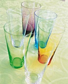 Zart transparente Gläser in verschiedenen Farben