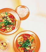 Spaghettini mit Kirschtomaten, Paprika und Rauke