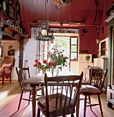 Esstisch und Stühle - antik - aus Holz in einer alten Kate