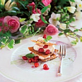 Walderdbeeren mit Vanillecreme zwischen Blätterteig