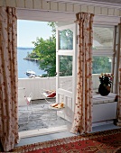 Balkon eines Sommerhauses, Ausblick auf norwegischen Fjord, aufs Meer