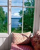 Fenster eines Hauses, Ausblick aufs Meer, auf Fjord