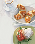 Hörnchen und Brötchen mit rohem Schinken u. Tomate