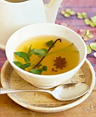 Grüner Tee gewürzt mit Sternanis, Nelken, Minze, Vanillestange
