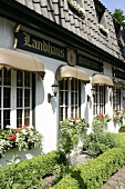 Landhaus Scherrer Restaurant Hamburg Außenfassade Schriftzug