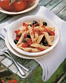 Penne mit schwarzen Oliven, Steinpilzen, Schinken, Tomaten