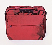 Rote Tasche aus Nylon mit Tragegurt von Mandarina Duck. Freisteller.