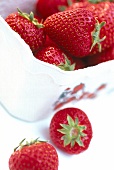 Schale mit Erdbeeren, Anschnitt, close-up