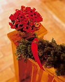 Dekoration weihnachtlich, rote Rosen Tannenzweige am Treppengeländer