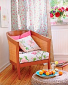 Sessel aus Holz, Rattan. Polster u. Vorhang mit Blumenmuster