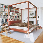 Schlafzimmer mit Himmelbett, Leder, Bücherregal, Pelzdecke