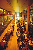 Das Restaurant Eisbach, München, innen, Gäste, Gaeste