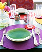 Untersetzer aus Wollfilz, farbenfroh gedeckter Tisch mit Windlichtern