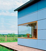 Außenansicht Eckfenster, Niedrigenergiehaus, blau, auf Betonplatte