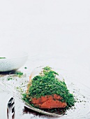 Wildlachs im Kräutermantel mit kalter Gurkensauce, Zubereitung