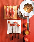 Rohe Fleischstückchen liegen auf gegabelt auf einem Teller, Fondue