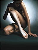Frau, Creme auf dem Bein, Beinpflege , Detail, Studio