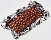 Tafel Schokolade mit Haselnüssen, Studio, Freisteller, close-up