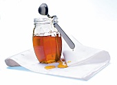 Glas Honig mit Löffel, Honigglas, Speziallöffel, Honiglöffel, auf Tuch