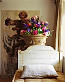 Detail, Zimmer rustikal, altes Bett, Terrakottagefäß mit Blumen, Gemälde