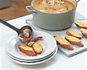 Bouillabaisse, Fisch, Fischsuppe, Suppe, Baguette