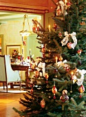 Traditionell geschmückter Weihnachtsbaum