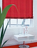 Raffrollo aus Baumwolle in rot vor Fenster, Beistelltisch, Vasen