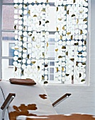 Vorhang aus Perlmuttscheiben vor Fenster, 70er Jahre Stil, Plättchen