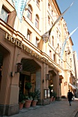 Kempinski Vier Jahreszeiten Hotel mit Restaurant in München Muenchen Bayern