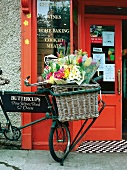 Irland, Tante-Emma-Laden im Ort Enniskerry, Fahrrad mit Blumenkorb