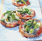 Spargel-Mini-Pizzen, vegetarisch Minipizzen mit Spargel, grün + weiß