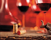 Korken und unscharfe Weingläser vom australischen Rotwein Shiraz
