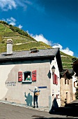 Wandgemälde im Weiler Branson bei Fully in der Schweiz, Weinberg, BundB