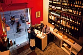 Weinbar in Barcelona, Spanien, innen "Cata 1.84." Gast, Tresen, Weinregal