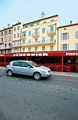 Renault "Vel satis" vor dem In-Treff "Café Sénéquier" in St.-Tropez